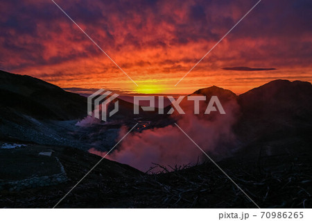 北アルプス 立山 室堂平 地獄谷温泉と富山湾に沈む夕陽 夕焼け 北アルプス 立山 室堂平 地獄谷温泉と富山湾に沈む夕陽 夕焼け 70986265