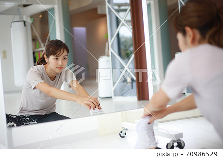 ストレッチをする女性 ストレッチをする女性 70986529