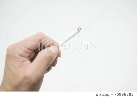 背景白：火の着いた煙草 70986585