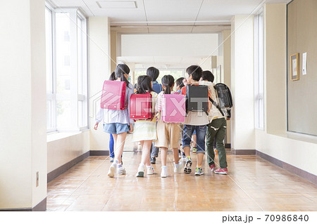 廊下を歩く小学生 70986840
