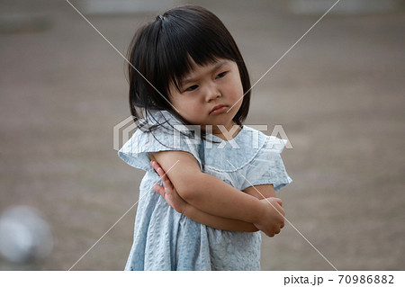怒る女の子 70986882