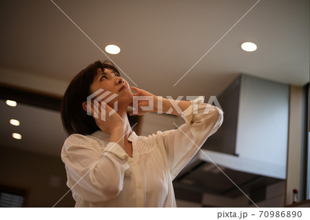 上の階の騒音に悩む女性 上の階の騒音に悩む女性 70986890