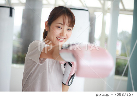 ミット打ちをする女性 70987257