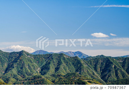 大峰高原から見える山並みと青空 70987367