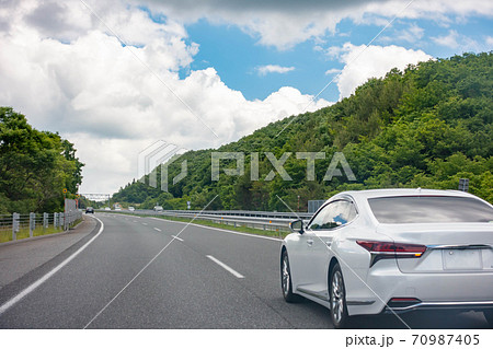 高速道路 ドライブ 晴れ 高級車 高速道路 ドライブ 晴れ 高級車 70987405