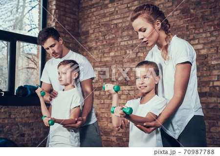 Children learn how to do physical activity. 70987788