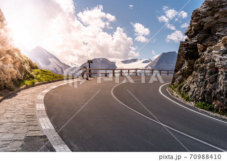 Grossglockner High Alpine Road, German: Grossglockner-Hochalpenstrasse. High mountain pass road in Austrian Alps, Austria Grossglockner High Alpine Road, German: Grossglockner-Hochalpenstrasse. High mountain pass road in Austrian Alps, Austria 70988410