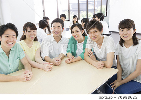 グループディスカッションする学生 グループディスカッションする学生 70988625