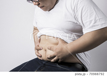 メタボの男性 70988792