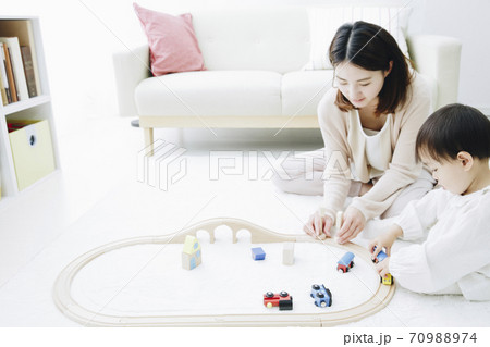 おもちゃで遊ぶ親子 おもちゃで遊ぶ親子 70988974