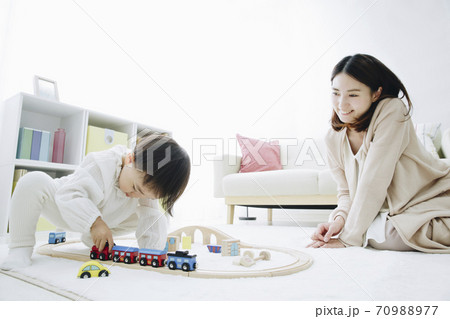 おもちゃで遊ぶ親子 70988977