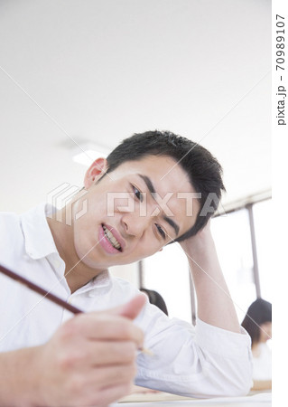 悩む学生 70989107