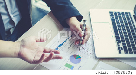 Accounting businessmen are calculating income-expenditure and analyzing real estate investment data, Dedicated to the progress and growth of the company, Financial and tax systems concept. Accounting businessmen are calculating income-expenditure and analyzing real estate investment data, Dedicated to the progress and growth of the company, Financial and tax systems concept. 70989508