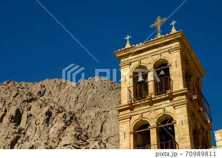 エジプトにある聖カタリナ修道院の鐘楼とシナイ山の岩肌の写真素材