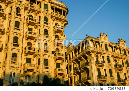 夕日に染まるエジプト・カイロのコロニアル様式の建物 夕日に染まるエジプト・カイロのコロニアル様式の建物 70989813