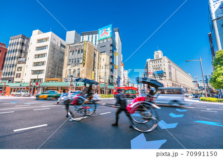 日本の東京都市景観 人力車や青空に映える浅草駅などを望む 日本の東京都市景観 人力車や青空に映える浅草駅などを望む 70991150