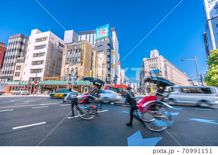 日本の東京都市景観 人力車や青空に映える浅草駅などを望む 70991151