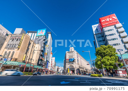 日本の東京都市景観 青空に映える浅草駅などを望む 日本の東京都市景観 青空に映える浅草駅などを望む 70991175