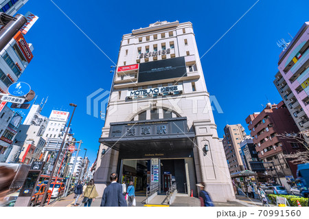 日本の東京都市景観 青空に映える浅草駅などを望む 70991560