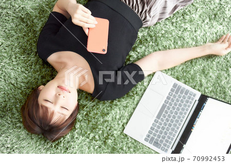 ノートPCの横で休憩する女性 ノートPCの横で休憩する女性 70992453