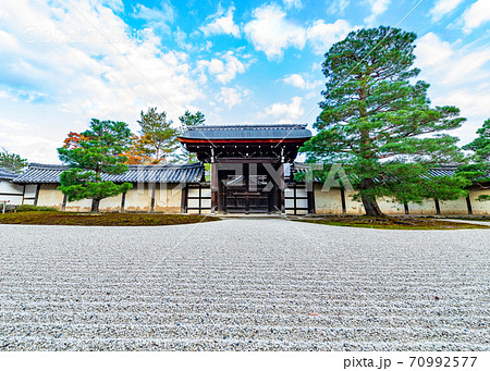 大本山 秋の天龍寺 禅堂前の庭園 大本山 秋の天龍寺 禅堂前の庭園 70992577