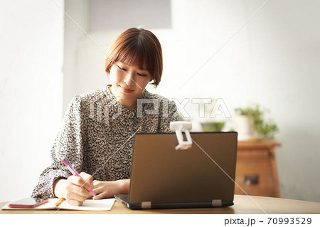 リモートワーク中の女性 70993529