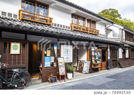 倉敷美観地区の、オシャレな白壁のお店に立ちよる 70993530