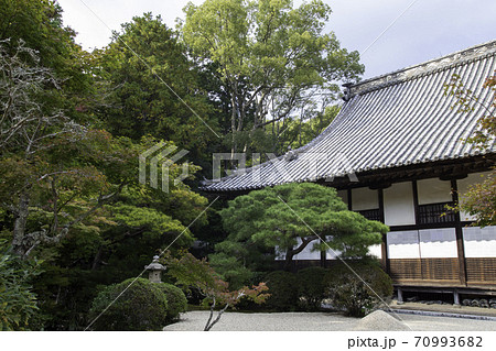 岡山県総社市の井山宝福寺の秋、禅堂で座禅 70993682