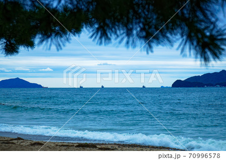 天橋立　砂浜から湾を望む 70996578