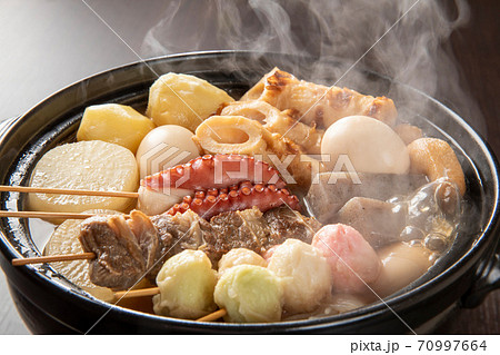 土鍋で煮込む色々なおでん 70997664