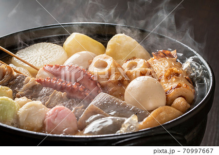 土鍋で煮込む色々なおでん 70997667