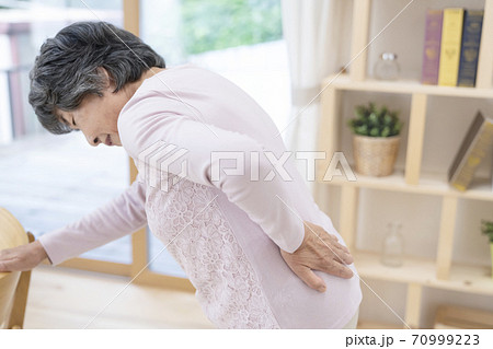 腰が痛いシニア女性 ボディパーツ パーツカット 腰が痛いシニア女性 ボディパーツ パーツカット 70999223