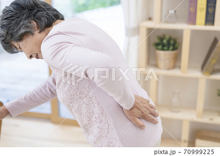 腰が痛いシニア女性 ボディパーツ パーツカット 腰が痛いシニア女性 ボディパーツ パーツカット 70999225
