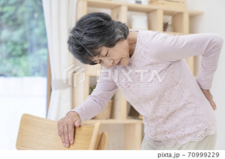 腰が痛いシニア女性 腰が痛いシニア女性 70999229