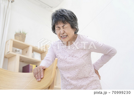腰が痛いシニア女性 70999230