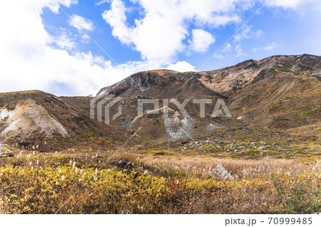 秋の磐梯吾妻スカイラインの風景　紅葉　福島県福島市 70999485