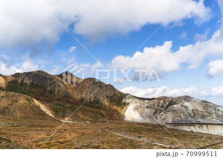 秋の磐梯吾妻スカイラインの風景　紅葉　福島県福島市 70999511