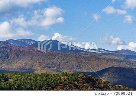 土湯バイパスから見た秋の吾妻山　福島県福島市 70999621