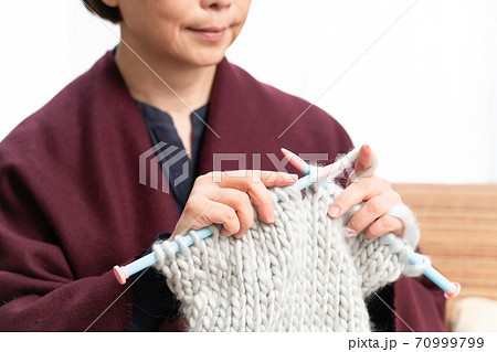 編み物をする女性の手元 70999799