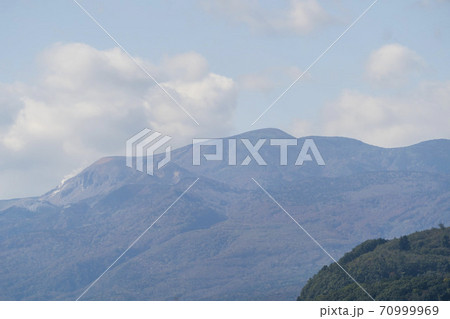 秋の磐梯吾妻スカイラインの風景　紅葉　福島県福島市 70999969