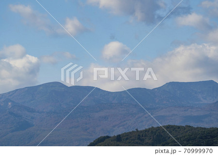 秋の磐梯吾妻スカイラインの風景　紅葉　福島県福島市 70999970