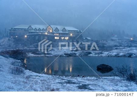Columbia Icefield Discovery Centre (Glacier View Lodge) in snowy winter. Jasper National Park, Alberta, Canada. 71000147