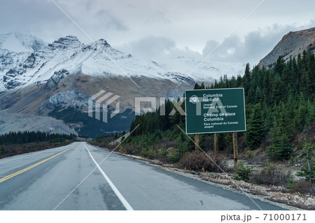 Columbia Icefield road sign. Snow-capped Wilcox Peak in in the background. Icefields Parkway (Alberta Highway 93), Jasper National Park, Canada. Columbia Icefield road sign. Snow-capped Wilcox Peak in in the background. Icefields Parkway (Alberta Highway 93), Jasper National Park, Canada. 71000171