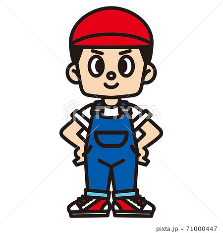 腰に手をあてて立っている元気な男の子 71000447