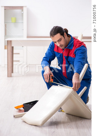 Young male carpenter working indoors 71000756