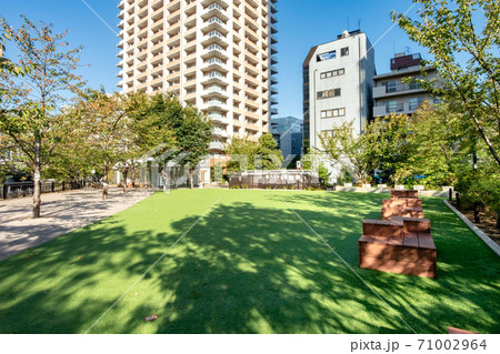 東京、目黒川沿いの五反田ふれあい水辺広場 71002964