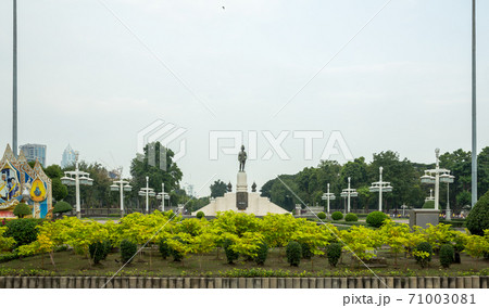 A Great statue of Rama VI, entrance to Lumpini Park 71003081