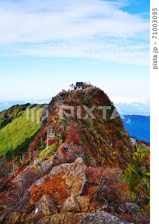 石鎚山　天狗岳方面から見る石鎚神社 71003095
