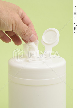 除菌ウエットシートで手を拭く 除菌ウエットシートで手を拭く 71003379