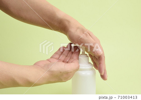 除菌ジェルで手を洗う 除菌ジェルで手を洗う 71003413